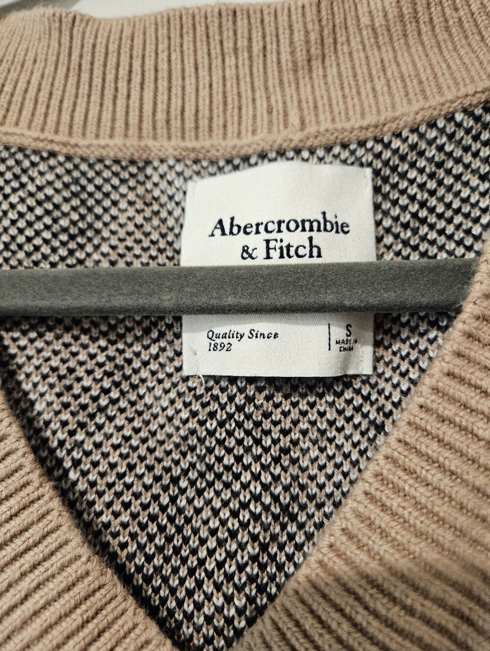 Abercrombie & Fitch Women's Beige, Black & White Argyle V-Neck Sweater Vest, S - Picture 2 of 3